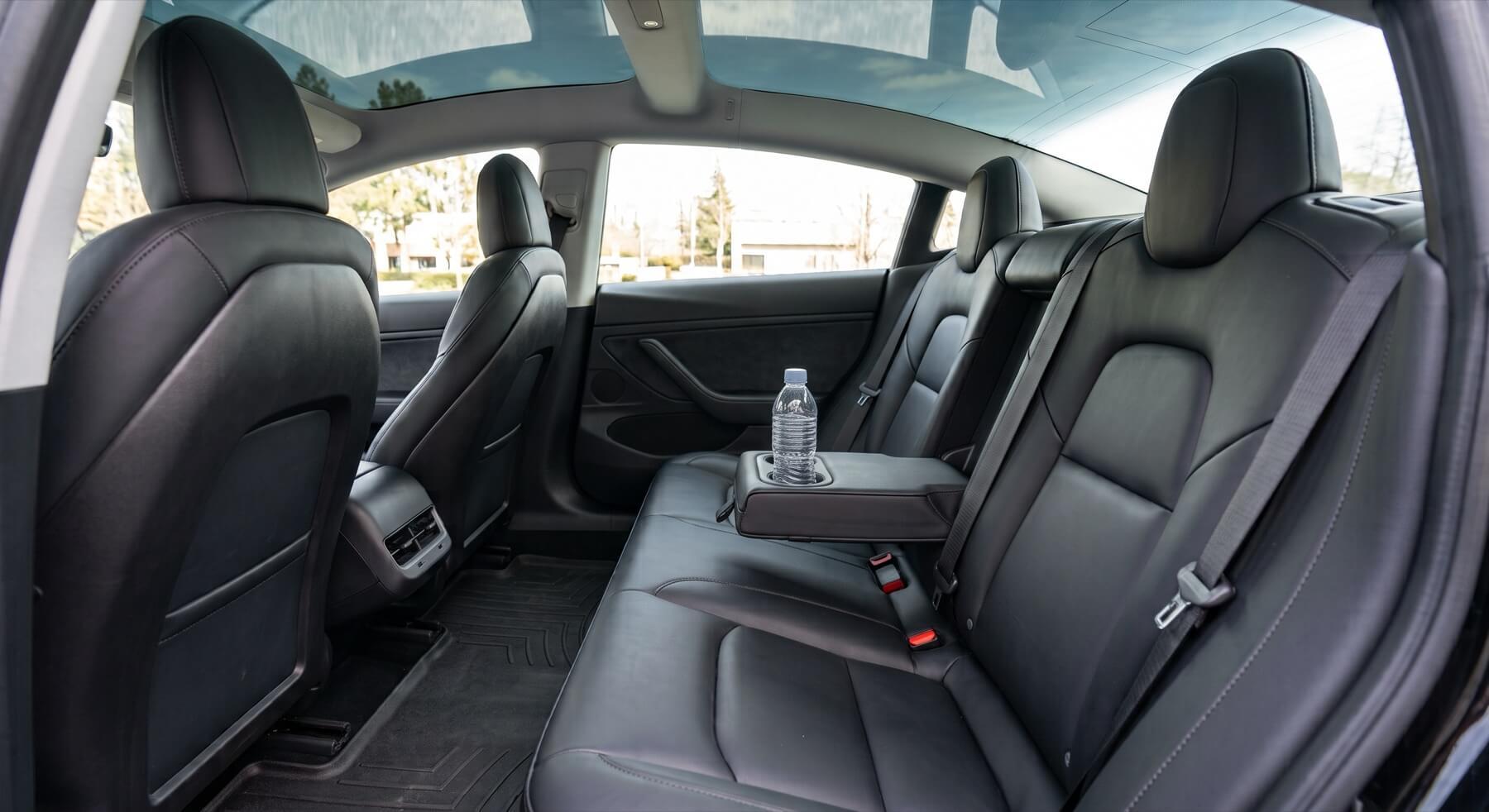 Banquette arrière en cuir noir et toit vitré de la Tesla Model 3