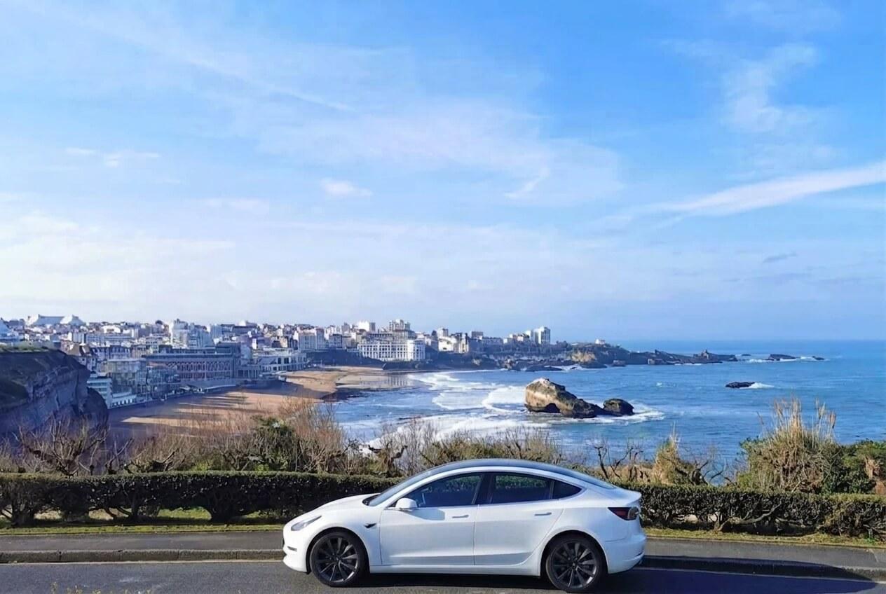 Tesla Model 3 blanche Kosta face à la Grande Plage de Biarritz